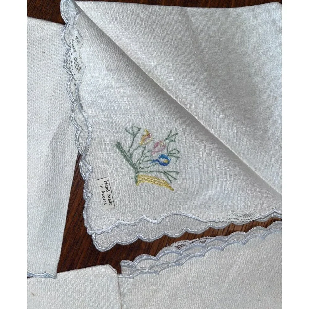 Vtg Linen Napkins Embroidered Floral Scalloped Cottage Core Lunch Tea Brunch